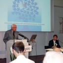 Friedensjournalist und Moderater Andreas H. Landl und Johan Galtung bei 20 Jahre Friedensstadt Linz 2006