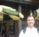 Friedesnjournalist Andreas H. Landl vor dem Cafe de Paix in Paris 2008 während dem Friedenssalon