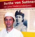 Andreas H. Landl vor einem Bild von Bertha von Suttner im Rahmen der Ausstellung in Eggenburg im Suttnerjahr 2005